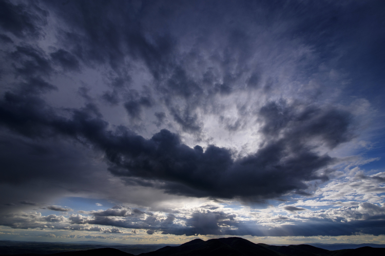 Változékony, szeles idő lesz a hosszú hétvégén, többször eshet az eső