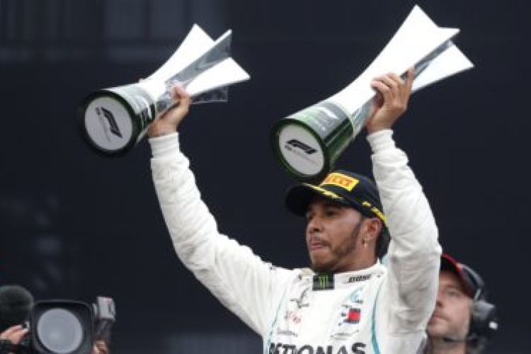 Hamilton nyerte a Forma-1-es Brazil Nagydíjat