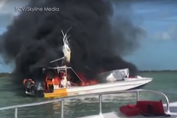 Felrobbant egy turistahajó- egy nő meghalt, több embert kórházba szállítottak