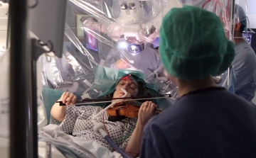 Agyműtéte közben hegedült egy nő