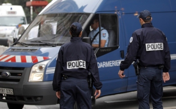 Migránsokat szállító belga rendőröket állítottak elő Franciaországban