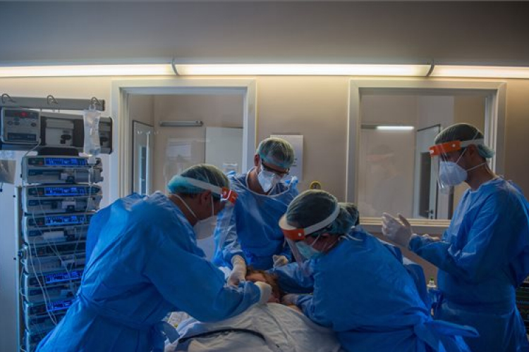 Az egyik szerbiai Covid-kórházban megháromszorozódott a betegek száma
