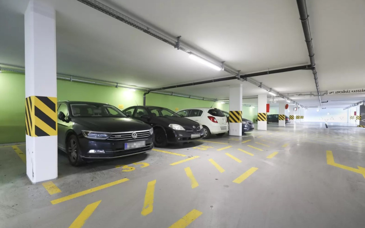 Festik a burkolatot a Vásárcsarnok parkolóházban