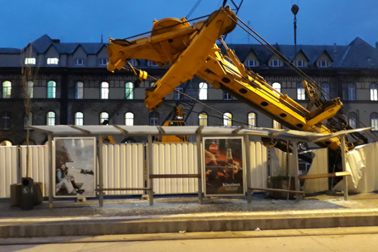 Eldőlt egy munkagép a Margit-hídon 