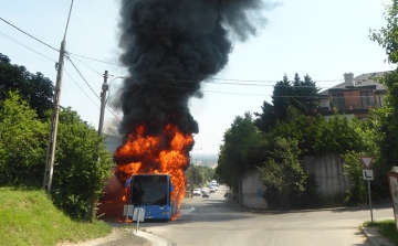 Kigyulladt egy busz Óbudán - FOTÓK 