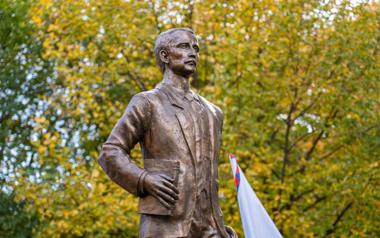Szobor őrzi Tihanyi Árpád emlékét