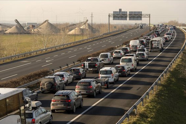 Hat kilométeres a torlódás az M1-esen