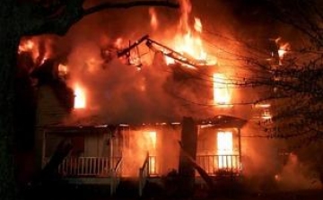 Leégett egy családi ház Péren