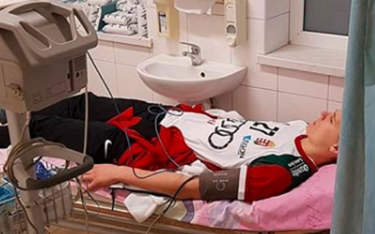 Beverte a fejét a meccsen a magyar kézilabdázó, agyrázkódással szállították kórházba