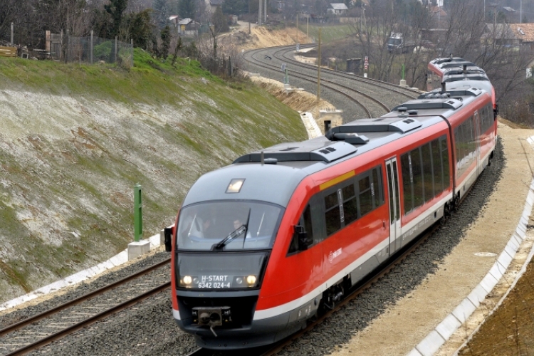 Leszakadt felsővezeték miatt szünetel a vonatközlekedés a győri vonal egy szakaszán