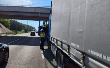 Kamionokat és teherautókat ellenőriznek Győr belvárosában