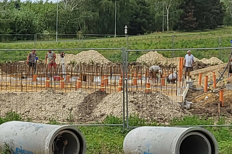 Munka a kánikulában: Nemcsak a betont, egymást is locsolják – ez a túlélés titka