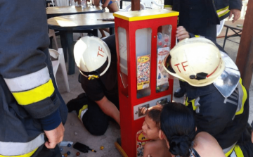 Tűzoltók szabadították ki a kisfiú kezét, beszorult a játékgépbe