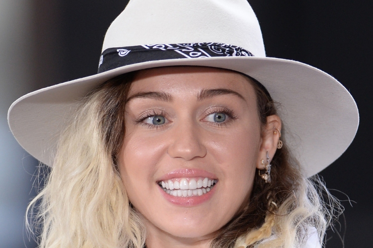 Miley Cyrus igyekszik jóvátenni az elmúlt éveket