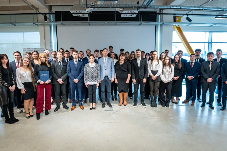 Tízszer százezer forint 50 hallgatónak