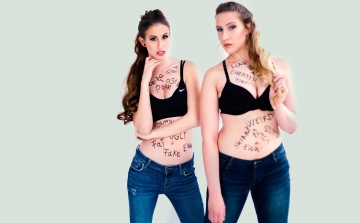 Fotózási kampányt indítottak a gyűlölködés ellen a modellek
