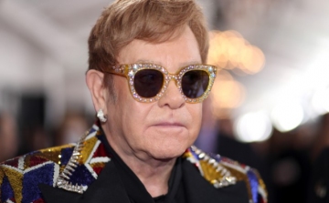 50 éve írták le, most több százezer dollárért elárverezik Elton John kéziratát